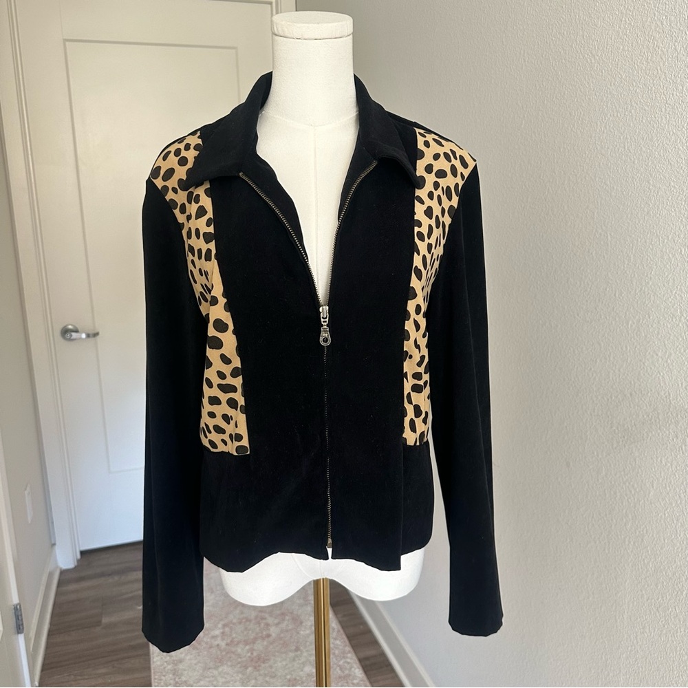 Chic Black Bomber Jacket with Leopard Accents - image 1